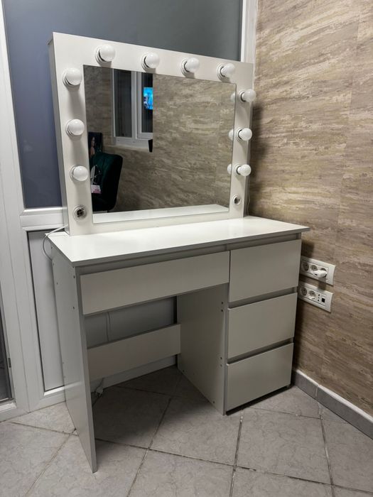 Masa de machiaj + scaun de machiaj