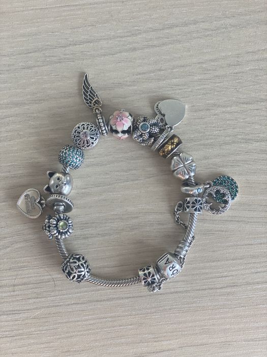 Vand bratara pandora cu talismane.