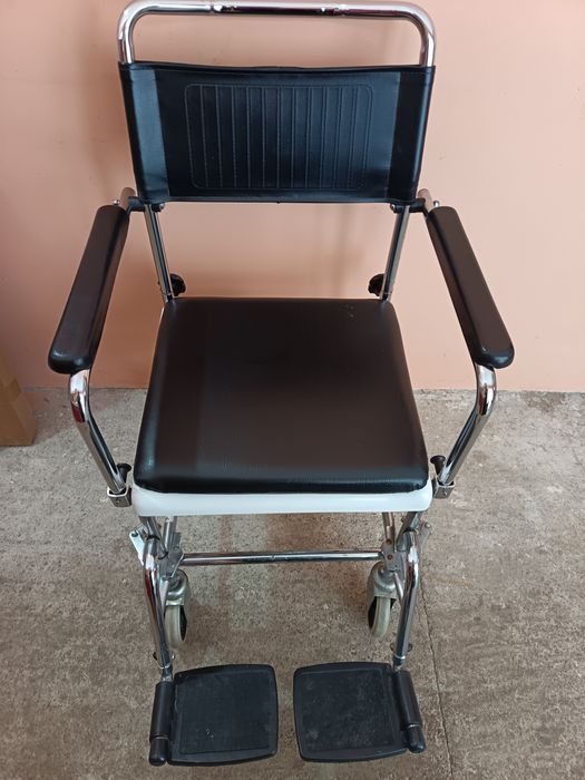 Vând scaun/cărucior pentru persoane cu mobilitate redusă
