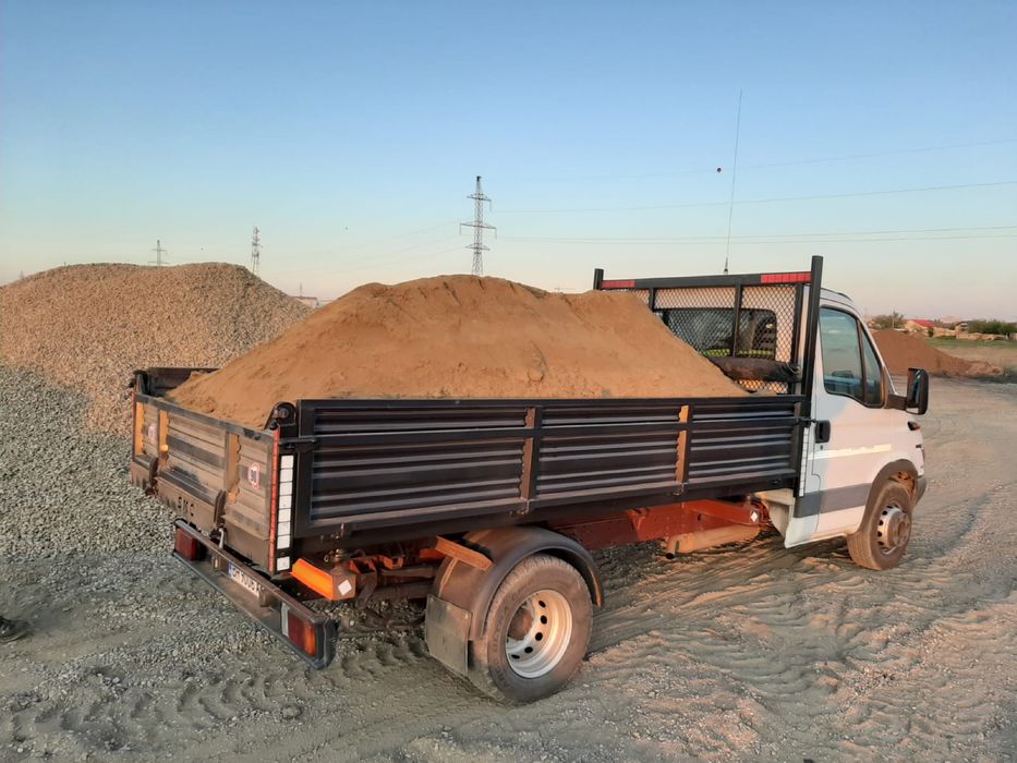 Aduc pamant vegetal si pamant de gazon