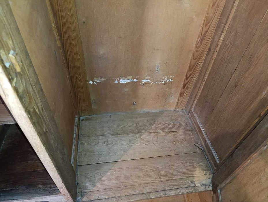 Шифоньер деревянный двустворчатый прошлый век