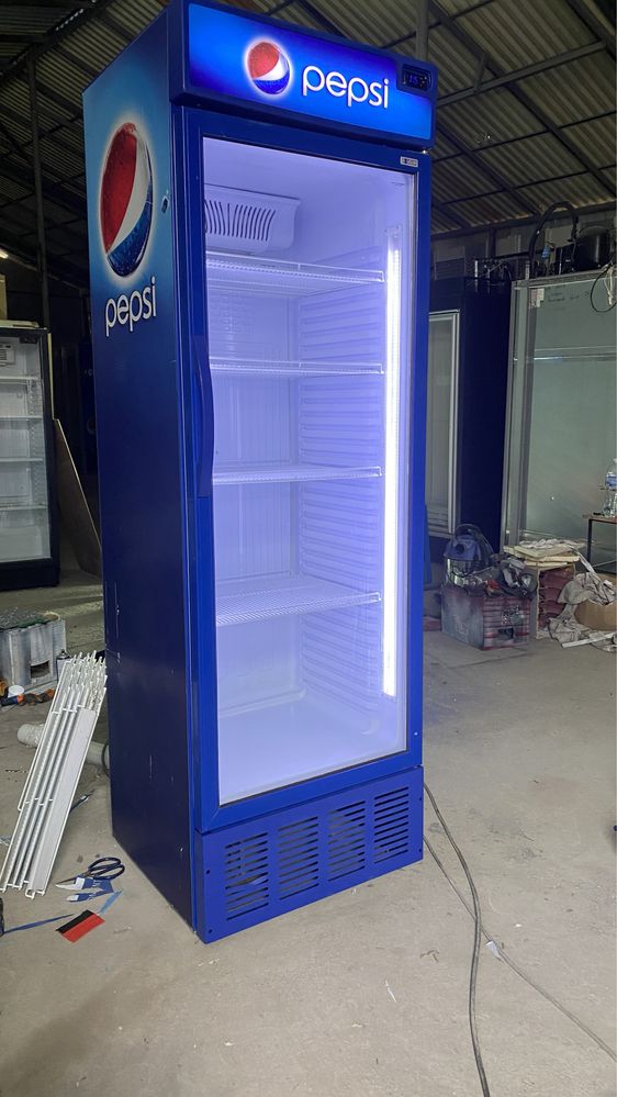 Vitrina frigorifica verticala pentru sucuri cu led