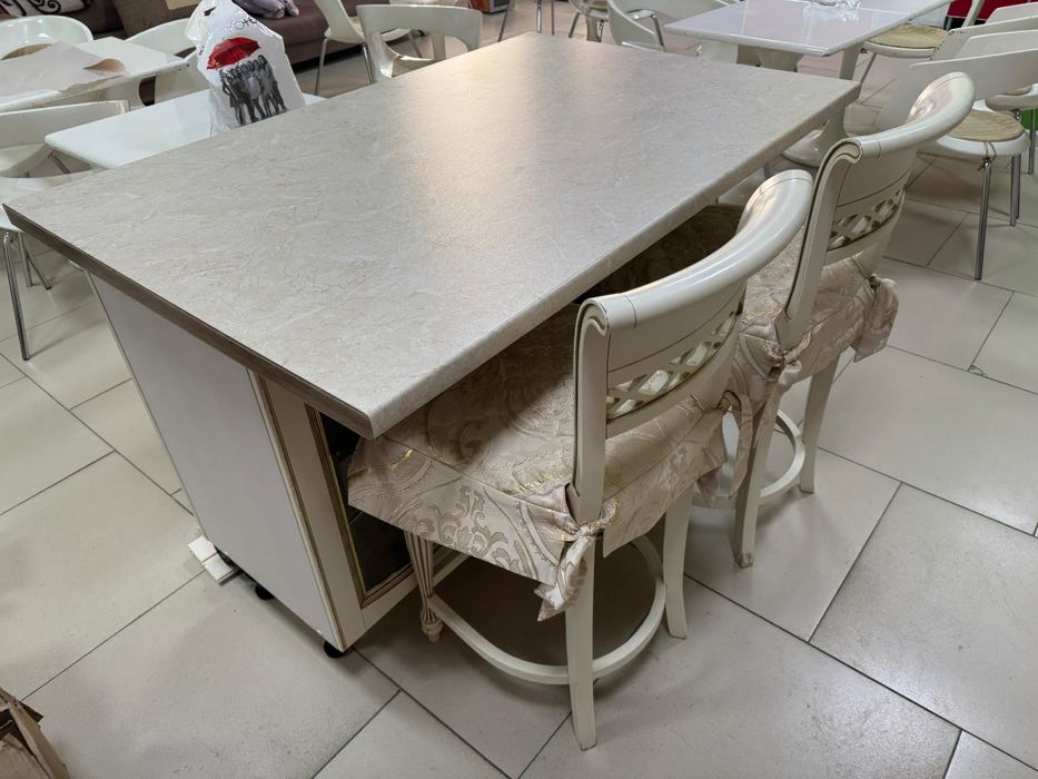 Кухонный островок с тумбой и стульями