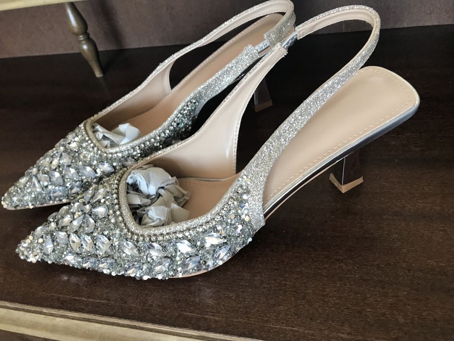 Обувки на ток с камъни