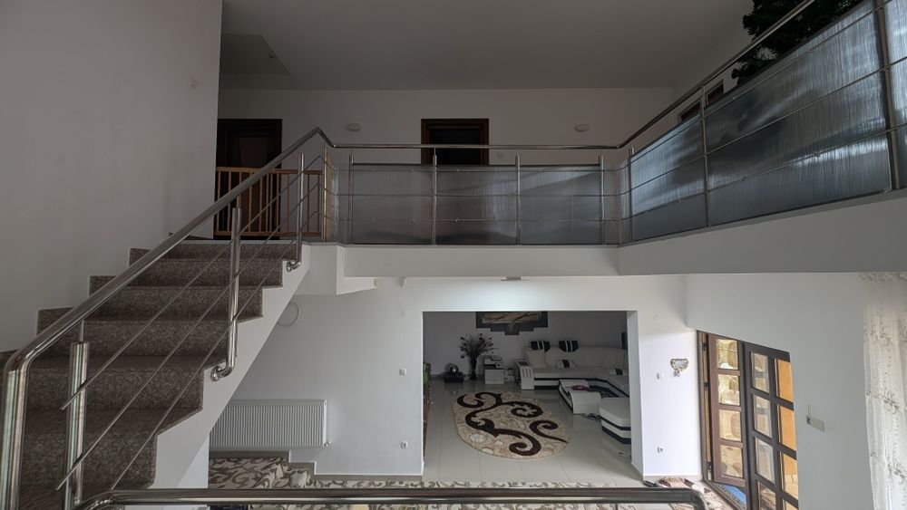 Vând Casă P+M ,teren ,garaj