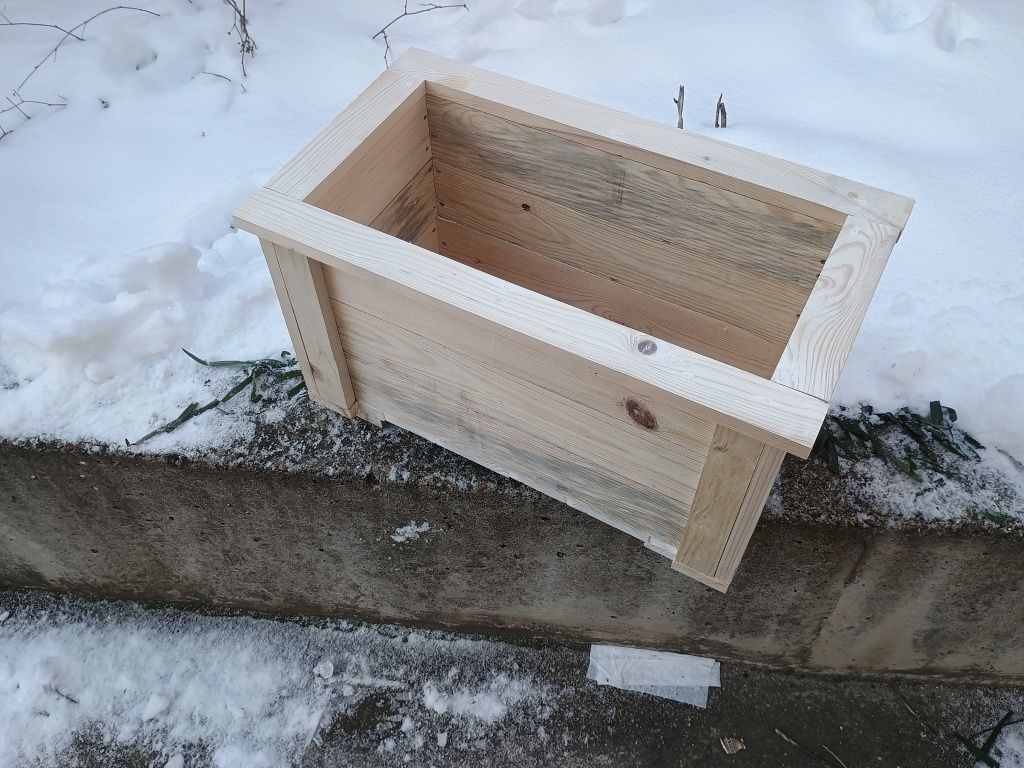 Продавам дървени кашпи