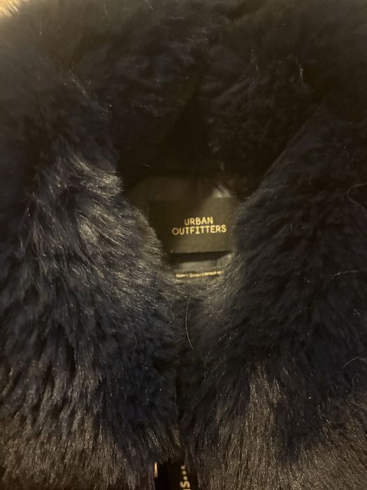 Geaca Urban Outfitters albastra cu blana