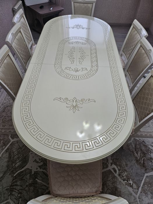 Стол с 8 стульями