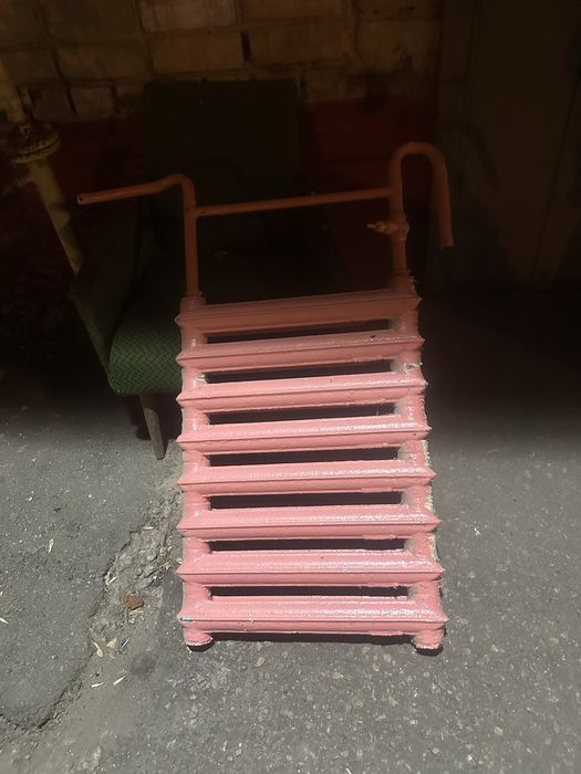 Продам чугунный радиатор