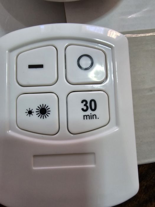 Lampi de șifonier cu bateri și telecomanda