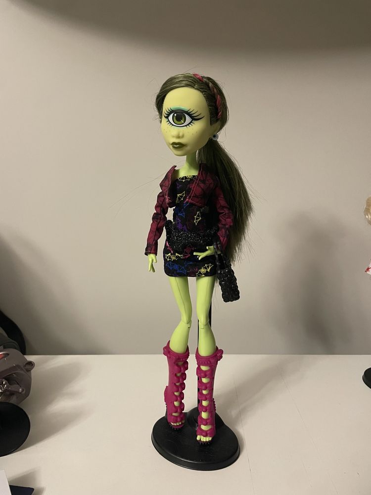 Iris monster high papusa