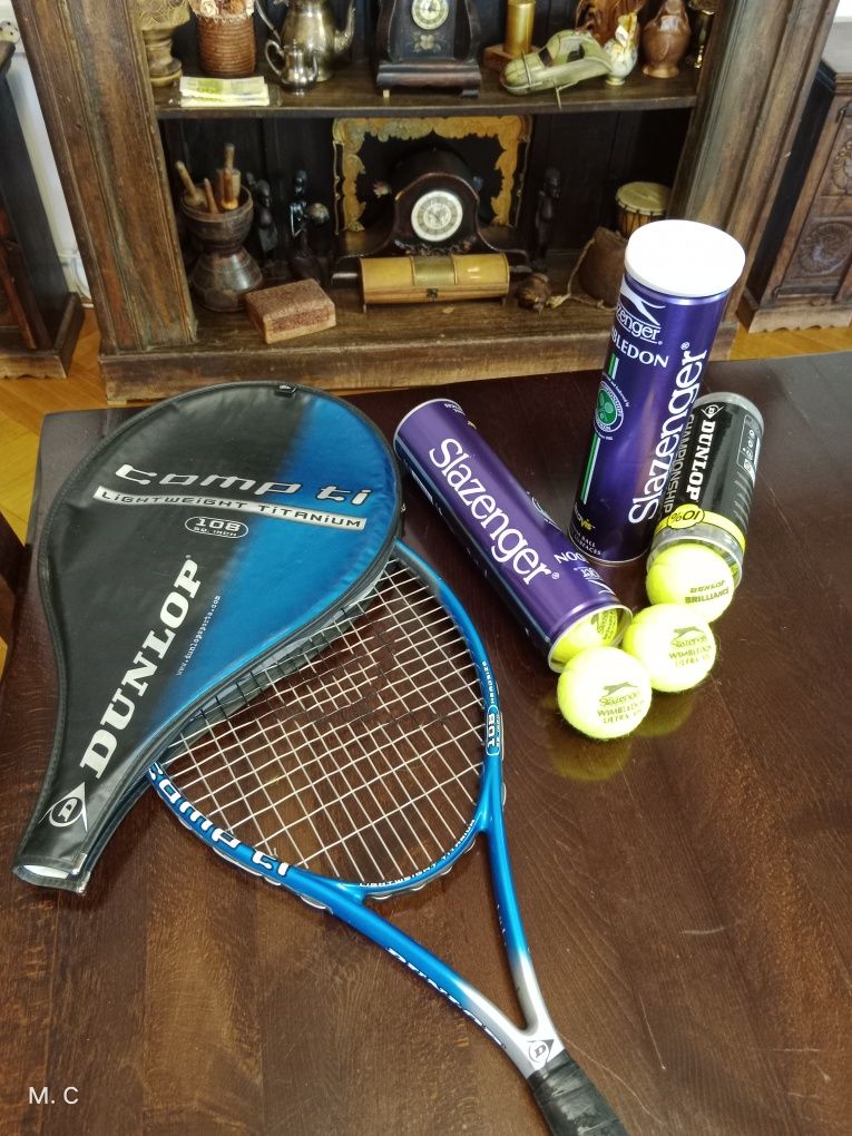 Racheta  și mingii tenis