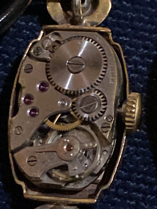 Швейцарски часовник CYMA с естествени диаманти