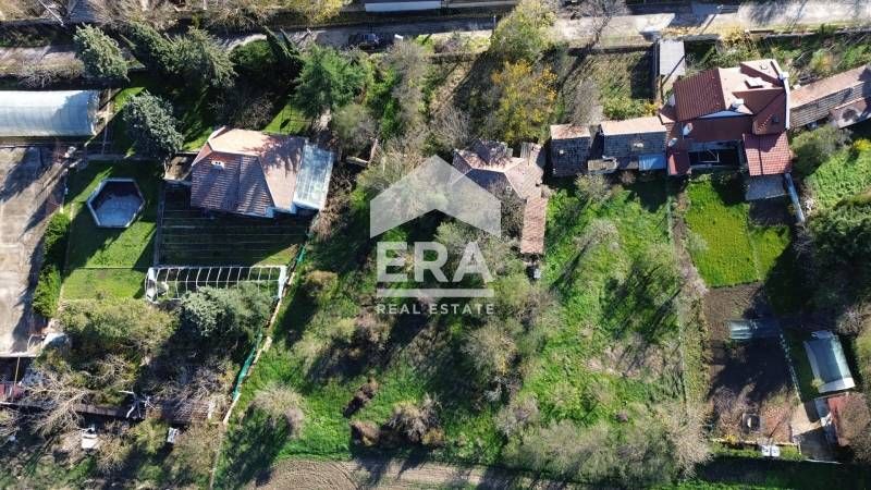 Голям парцел със законна къща за продажба, в близост до центъра на с.