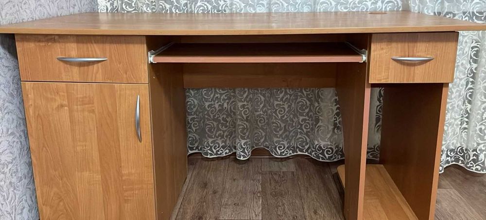 Продам стол компьютерный (ученический)