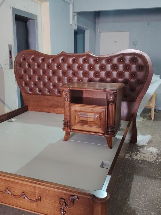 Продаётся кровать с 2 прикроватными тумбочками