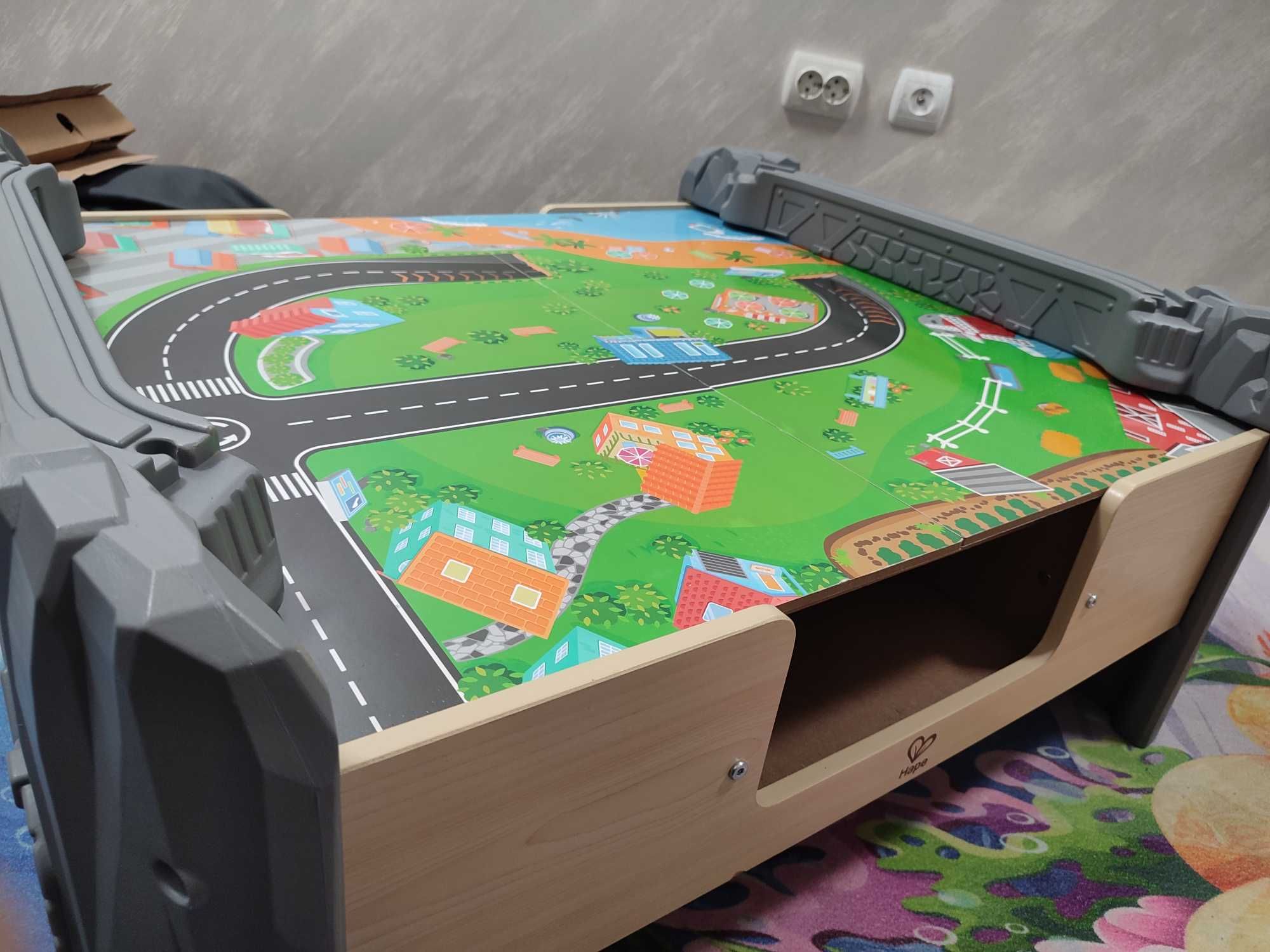 Игрален комплект Hape - Дървена влакова композиция с маса