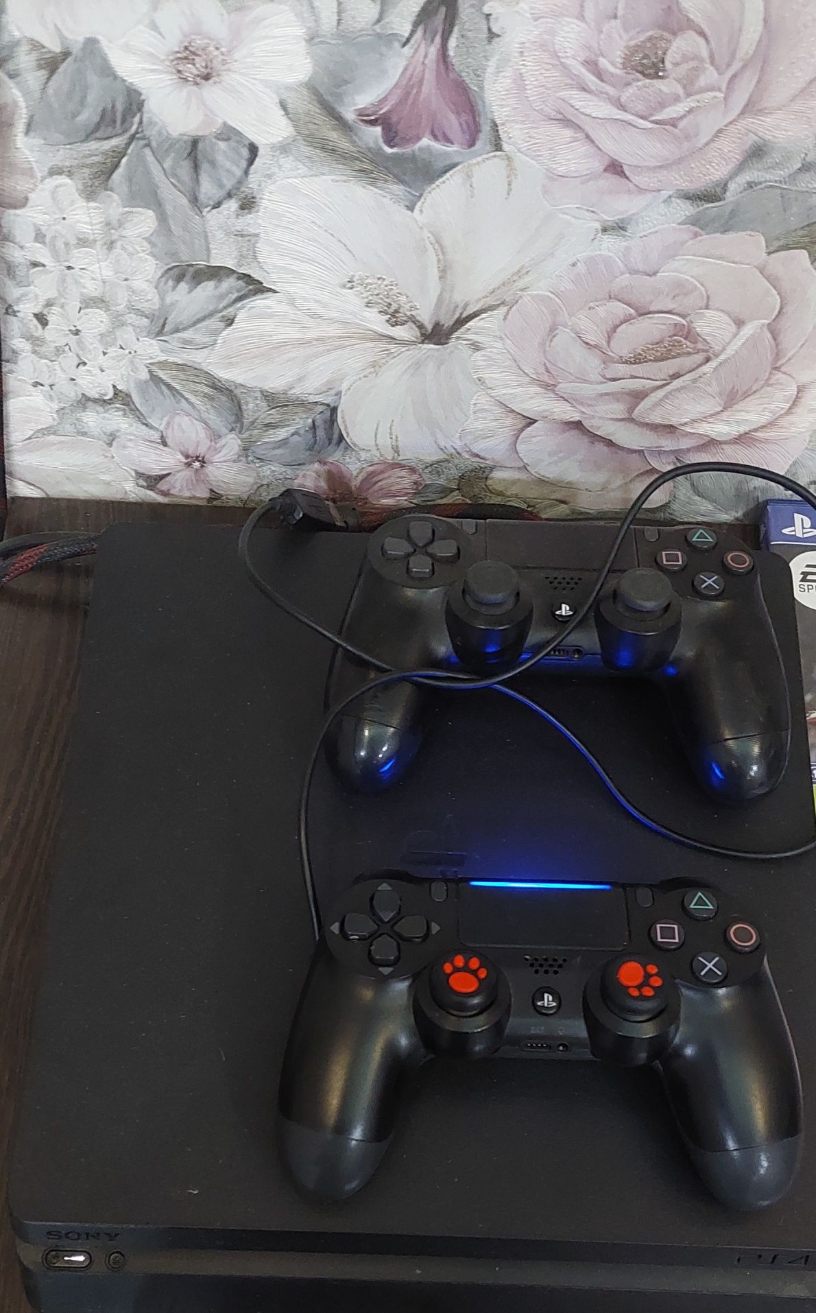 Продам Ps 4 в отличном состоянии