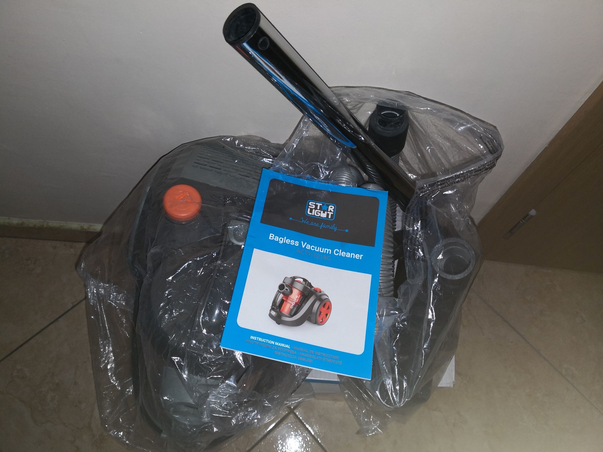 Продавам,
Прахосмукачка без торба,
Star-Light ACTY-1018G, 1.8 л