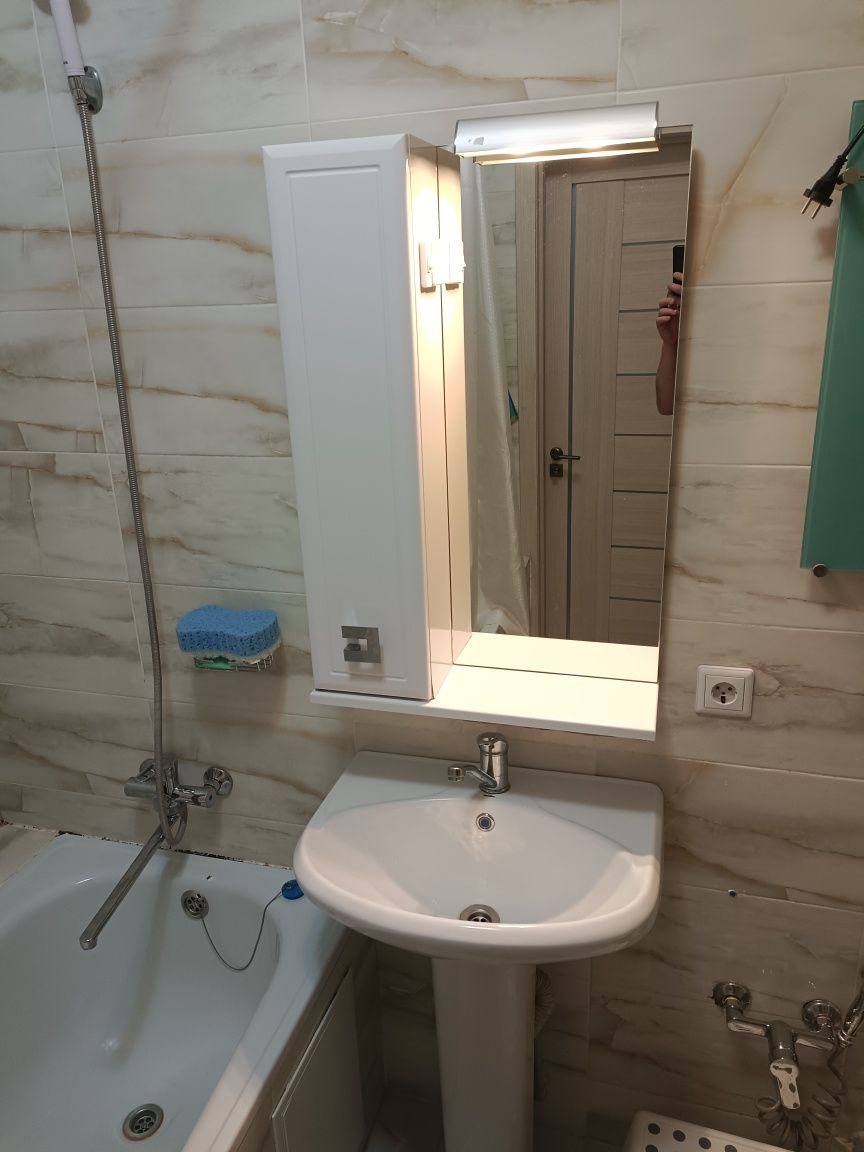 Шкаф с зеркалом и раковина для ванной