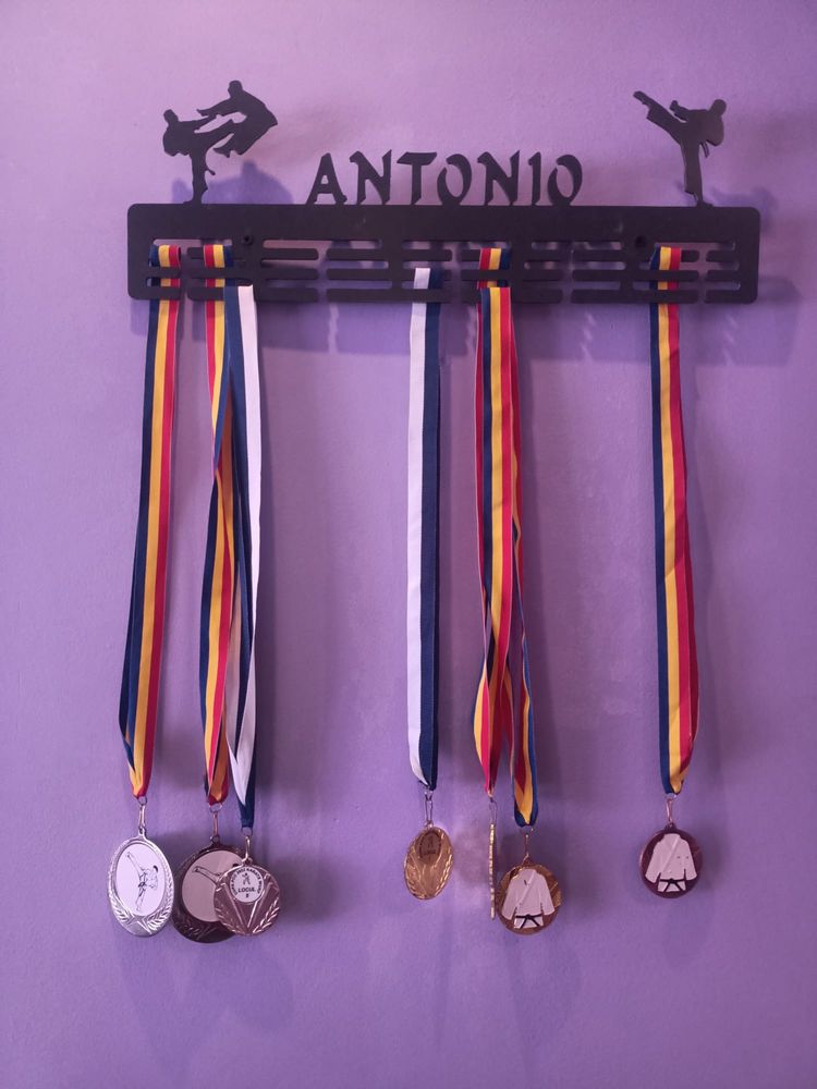 Suport medalii si centuri arte martiale personalizate