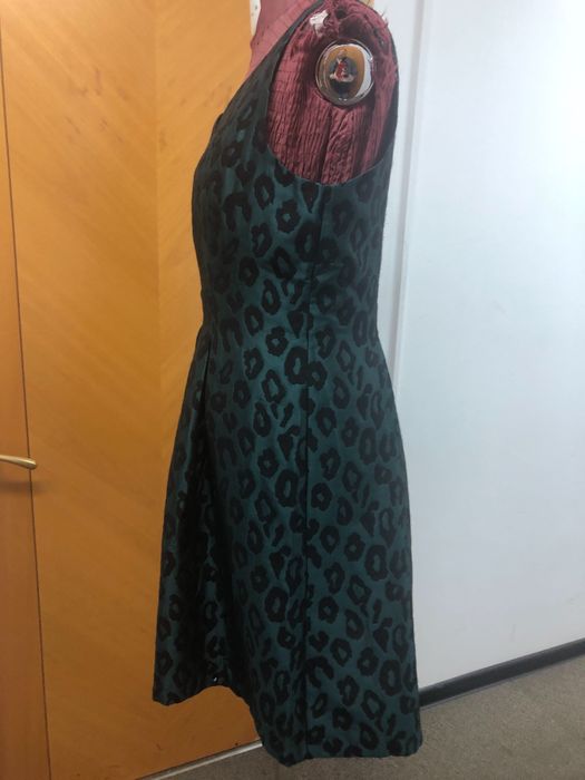 Rochie fără mâneci semicaptusita