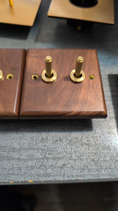 Prize din lemn masiv de nuc