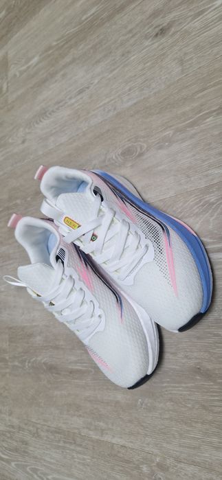 Кроссовки женские