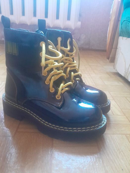 Продам детскую обувь