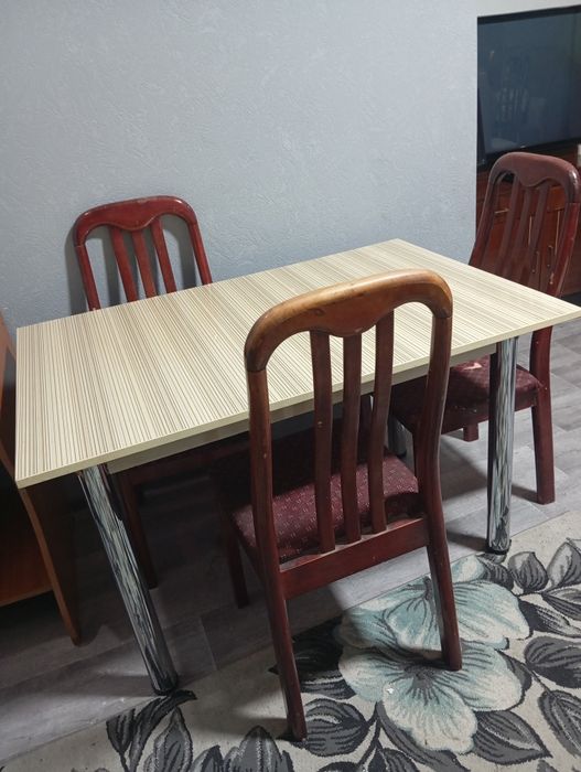 Стол и три стула продам не дорого в нормальном состоянии