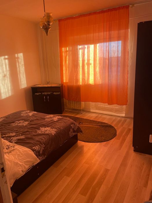 Vand apartament 2 camere, decomandat. Vis a vis de Pizzeria Grigo.