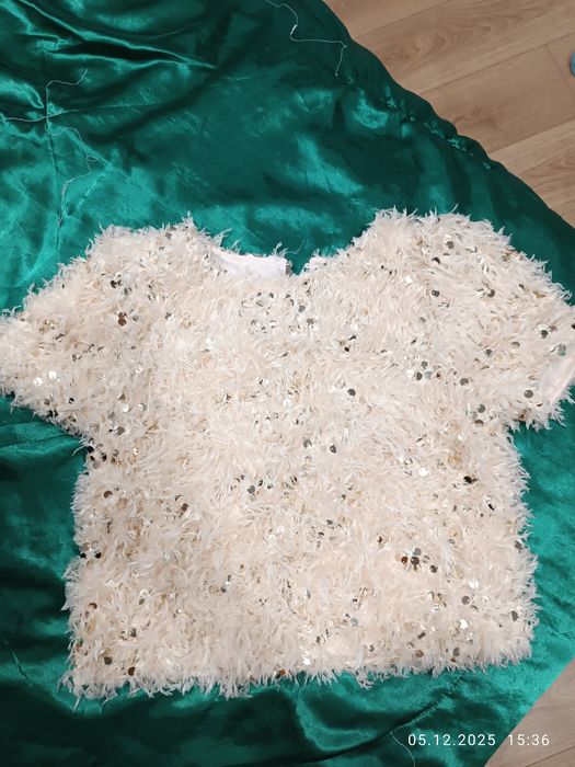 Продам праздничную кофточку с золотыми  пайетками.