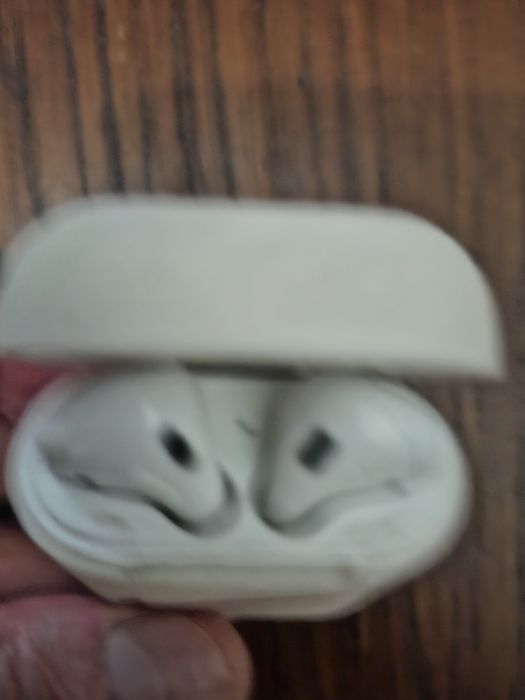 Apple airpods  Nike , casti albe.