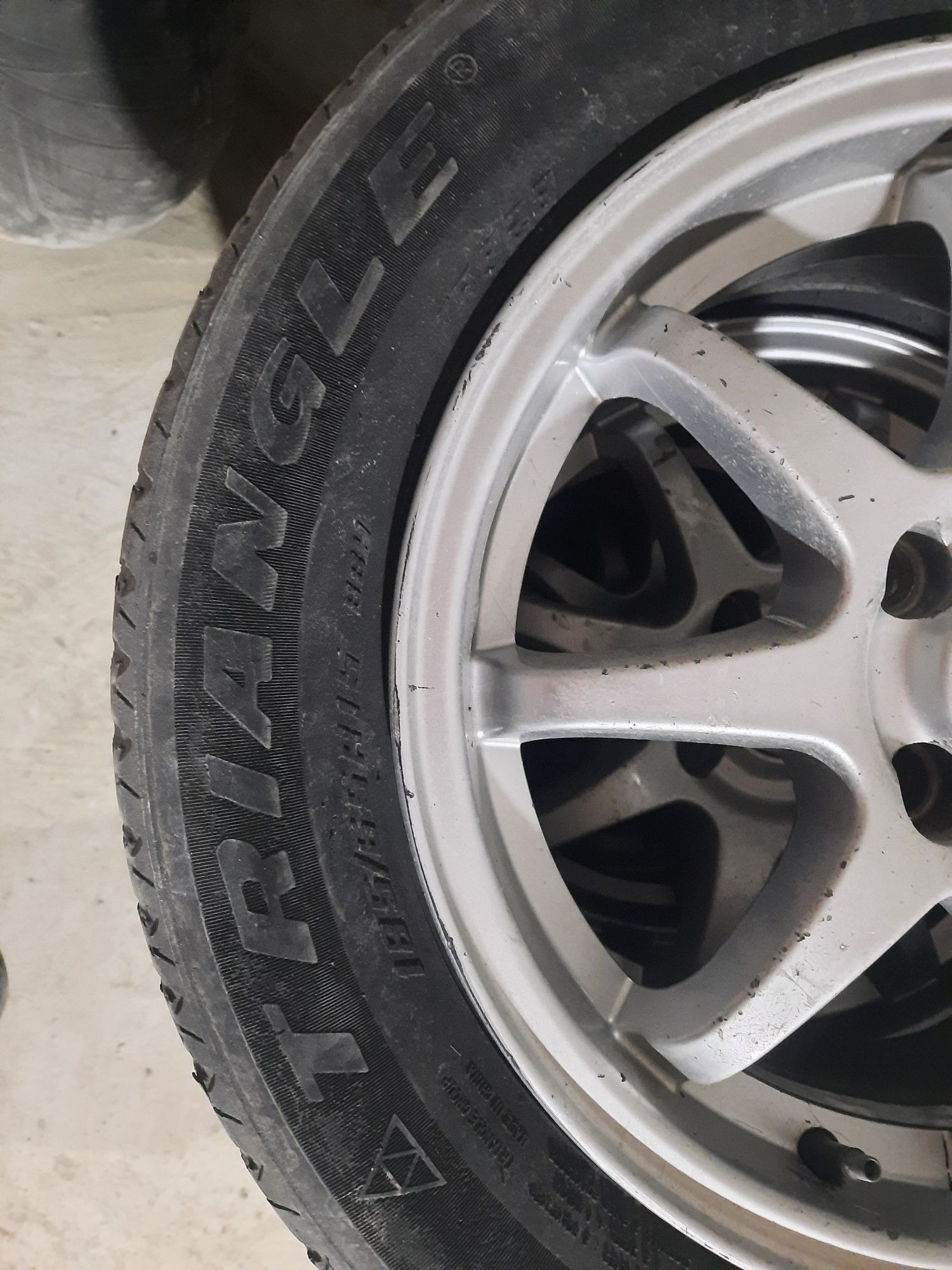 Продам титан диски с летней ризиной 185/65 R15. Илиобменяю на R 17.