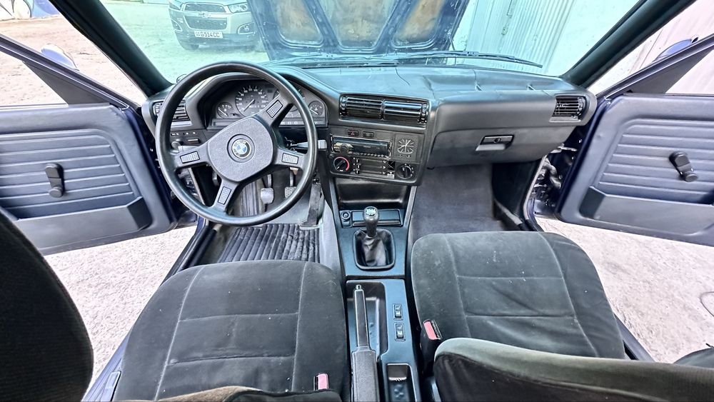 BMW E30 sedan 1987 год