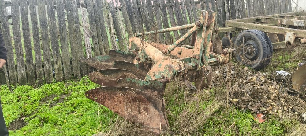 Vând plug cu trei brazde PP4