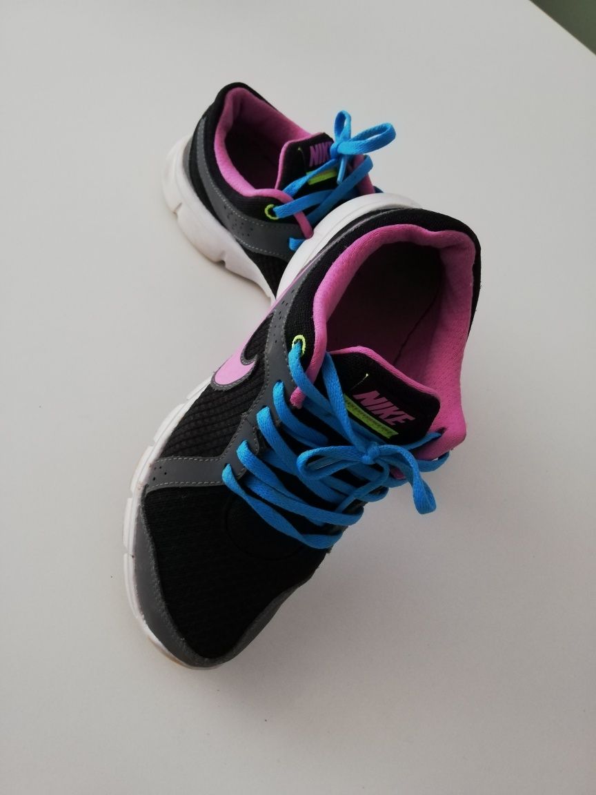 Adidași Nike, mărimea 36