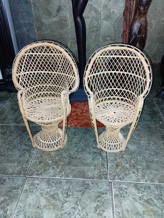 Дядо Коледа в златни одежди, касичка от кокосов орех