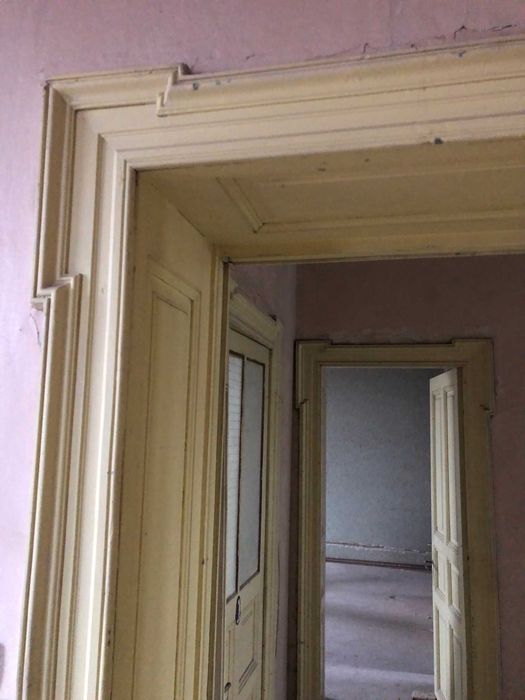 Usi originale,cu toc imbracat din lemn masiv-vechime 115 ani