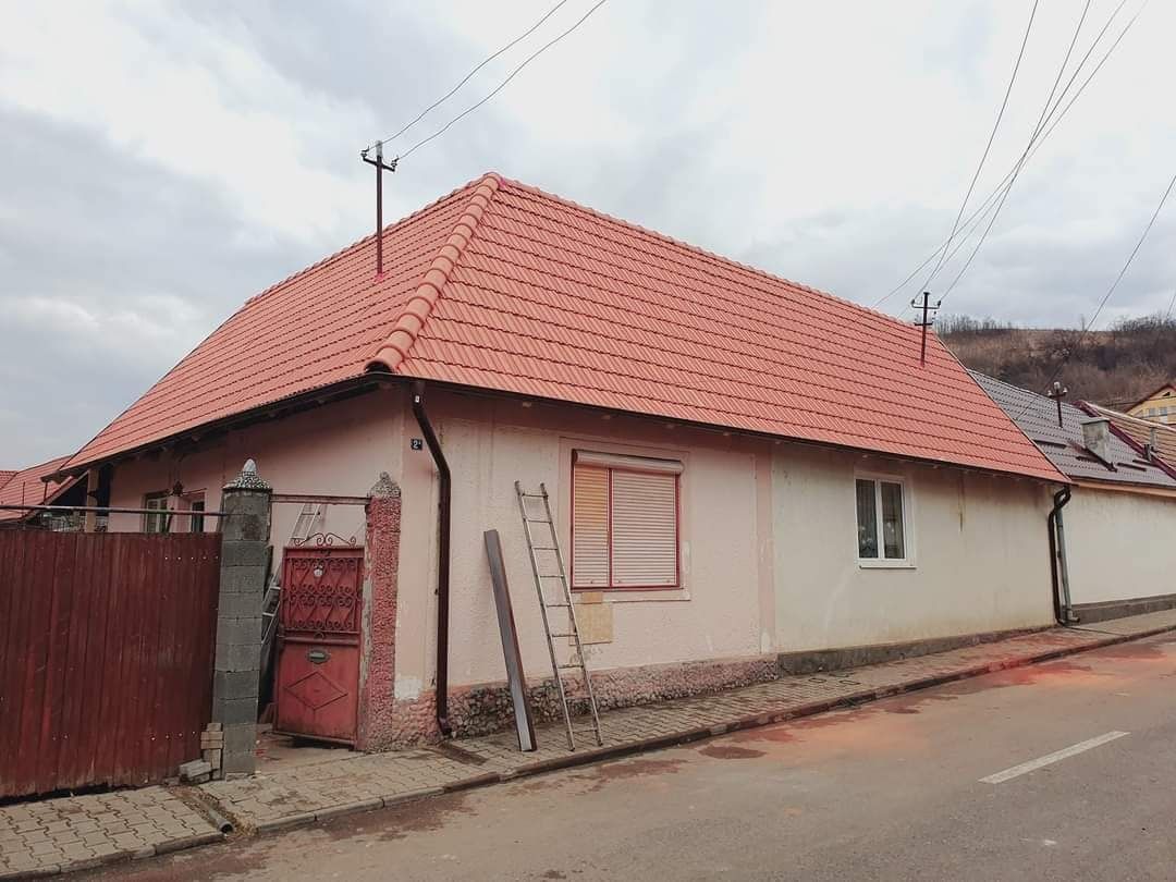 Cu o echipă de specialiști în acoperișuri, suntem aici pentru a vă ofe
