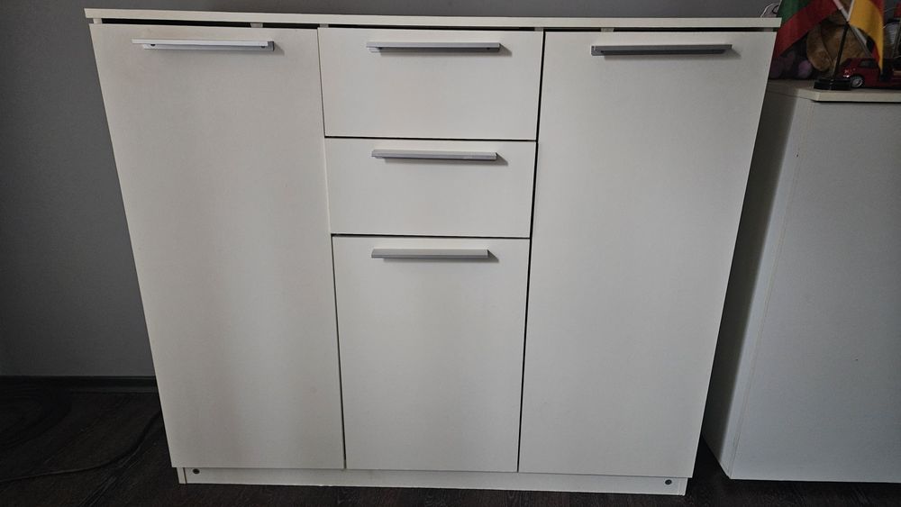 Мебели - шкаф/скрин, етажерки и стъклена маса