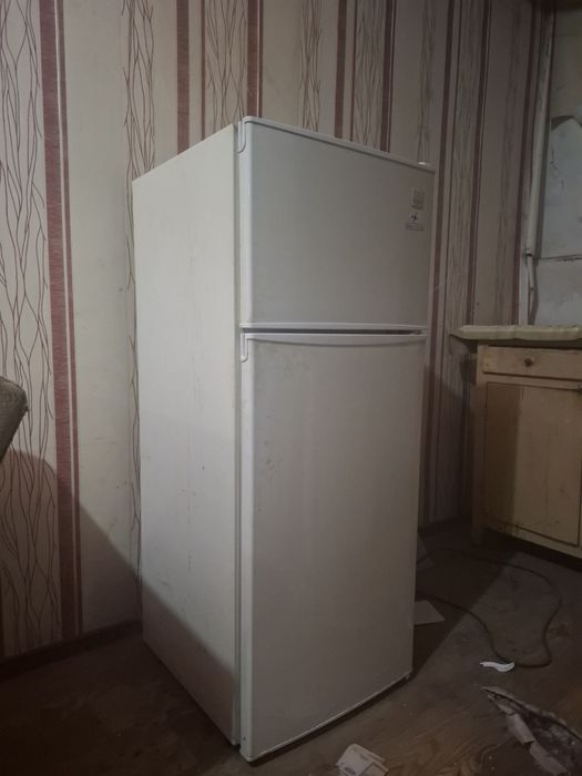 Холодильник мини, приблизительно 1 метр. В хорошем состоянии.