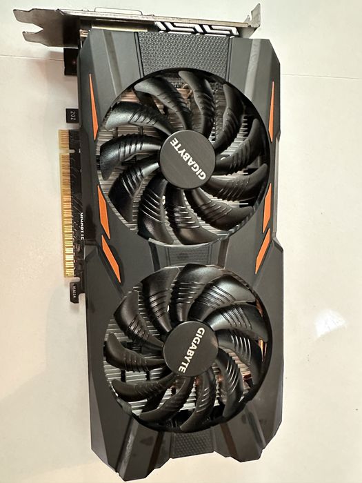 Vand pc i5 nvidia 1050 oc