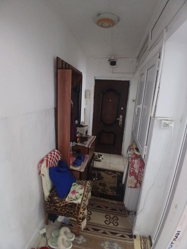 Vând apartament cu 2 camere,hol,bucatarie,baie,balcon
