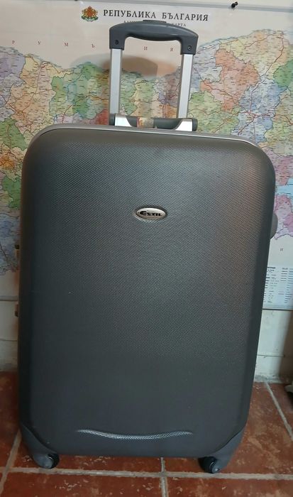 Куфар твърд с дръжка на колела