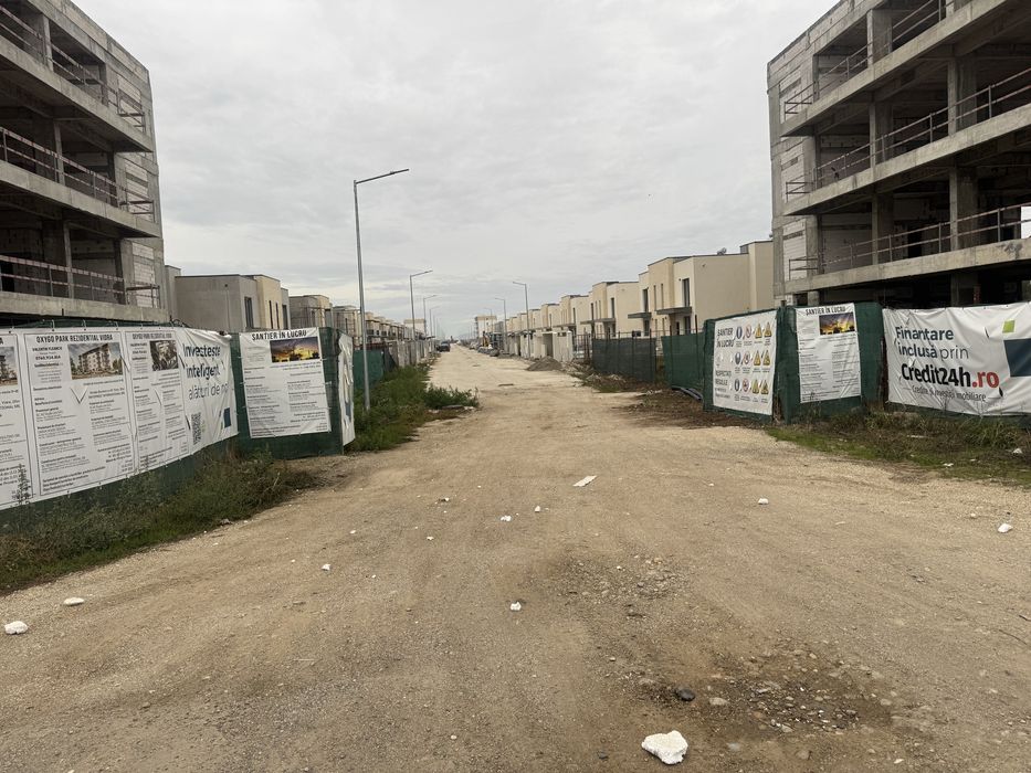 Vând teren , intravilan pentru construcți