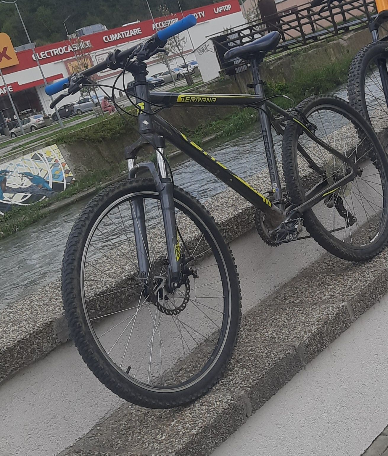 vând bicicleta DHS fabricata im România