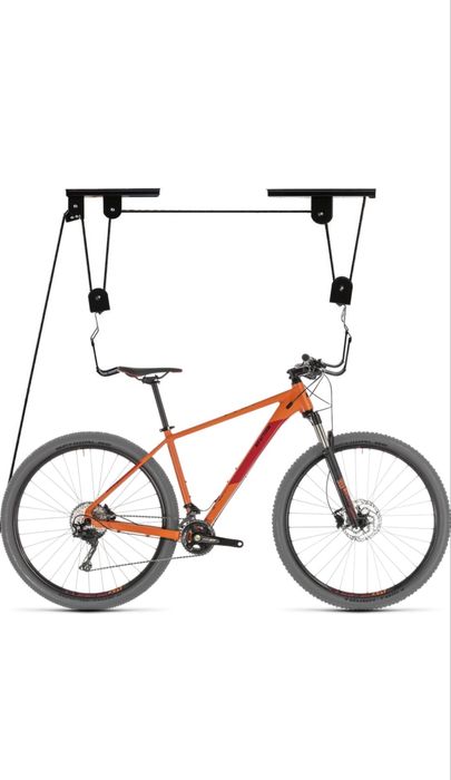 Supot bicicleta suspendat pe tavan cu scripete