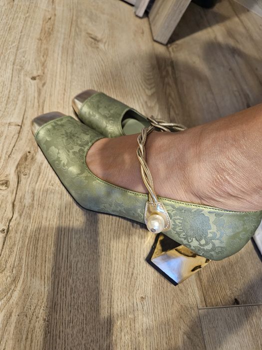 Vand pantofi deosebiti