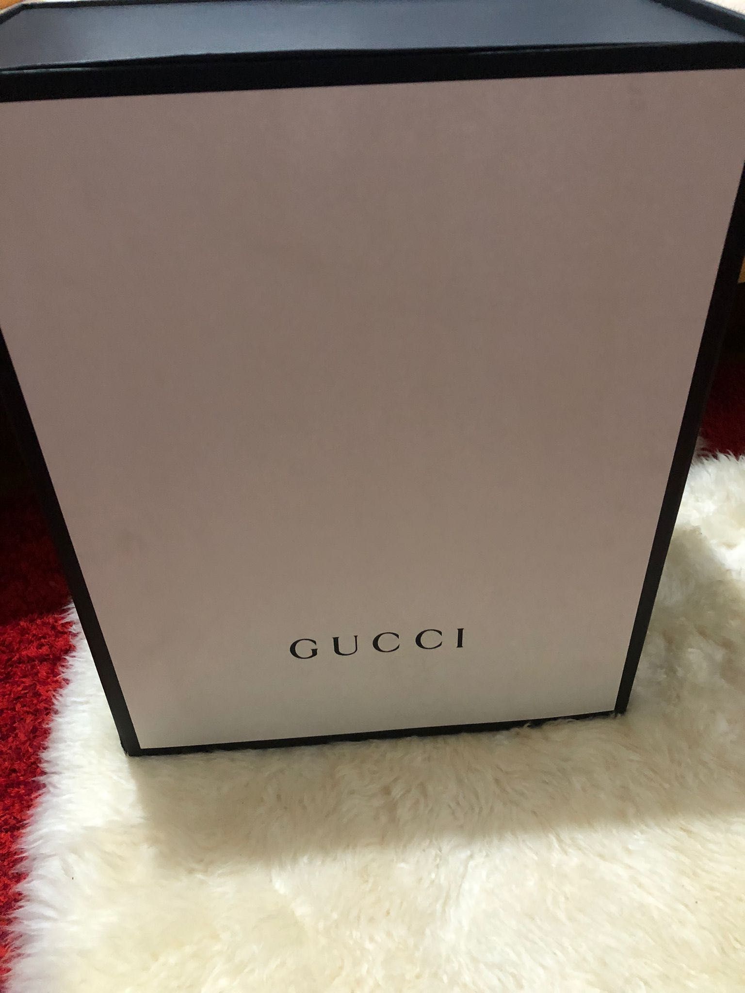 Cutie Gucci mare alba cu magnet pentru geanta